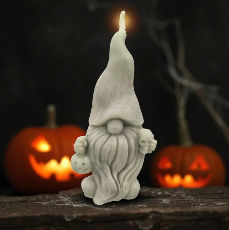 Gnomo con teschio e zucca